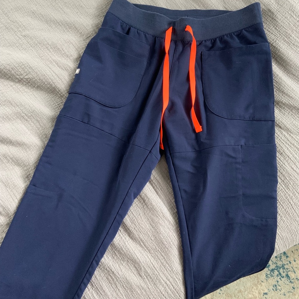 Figs Nepal Skinny Scrub Pant. High wasted. Navy